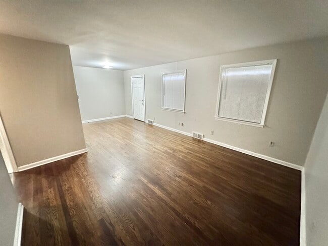 Building Photo - 3119 Queensgate Ave