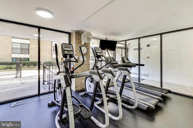 Building Photo - 4 Monroe St