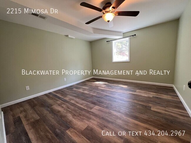 Building Photo - 2215 Mimosa Dr