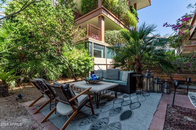Building Photo - 7117 E Rancho Vista Dr
