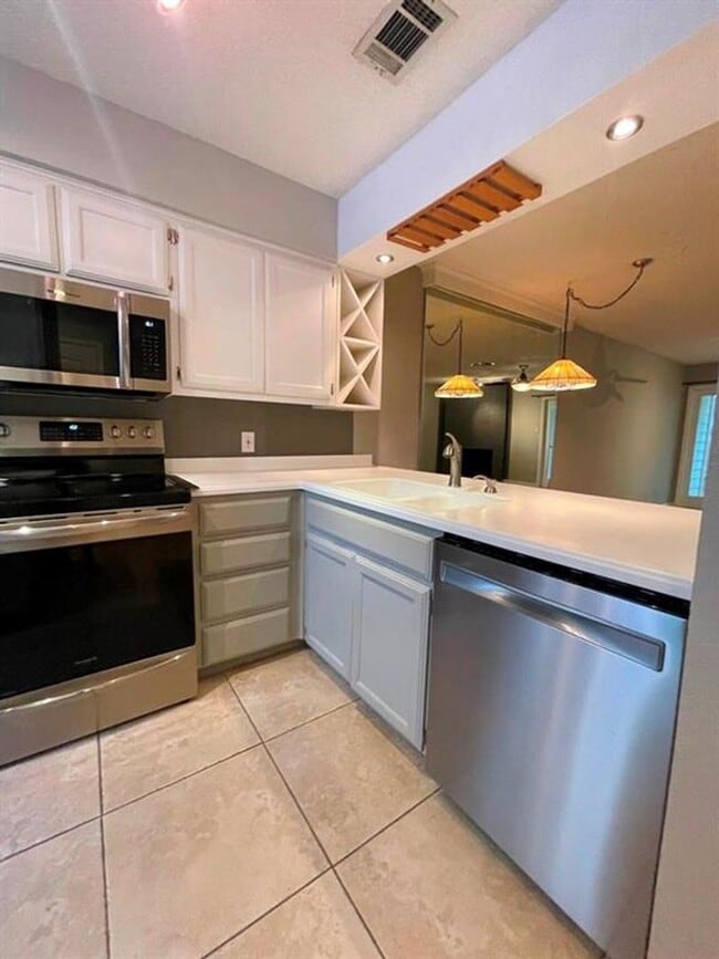Building Photo - 2-bedroom 2 full bathroom condo in desirab...