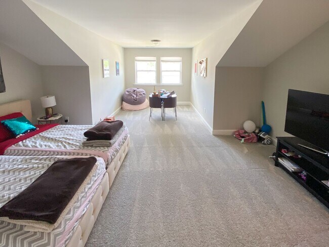 Building Photo - Beautiful Townhome at Manordale - LEASE TA...
