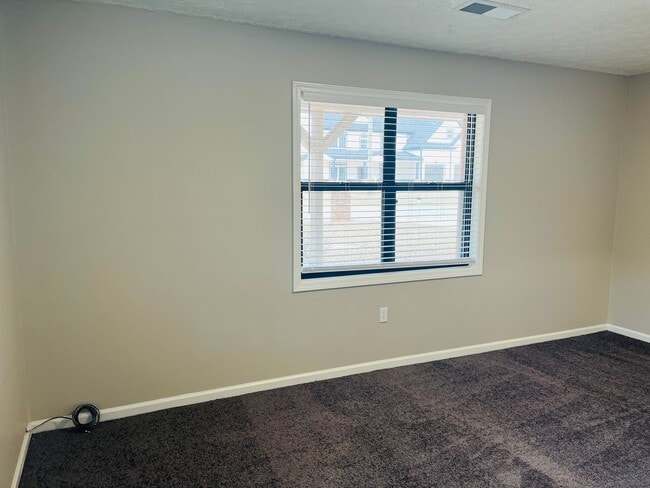 Building Photo - 1075 Eastview Rd NE