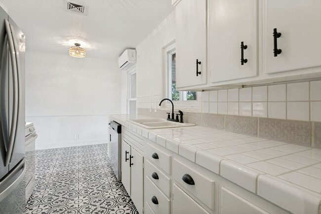 Building Photo - RENOVATED 2-BEDROOM HOME IN EAST TERRELL HILLS