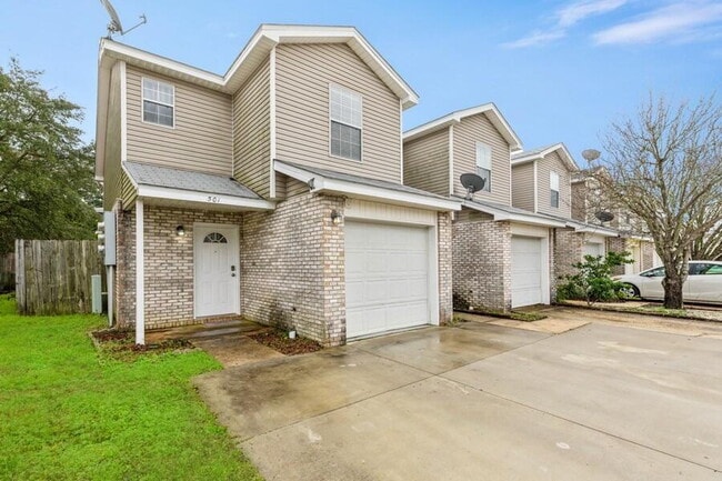 Primary Photo - Exquisitely Renovated End Unit Townhome Ju...