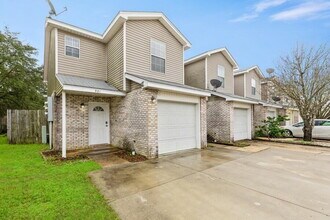 Building Photo - Exquisitely Renovated End Unit Townhome Ju...