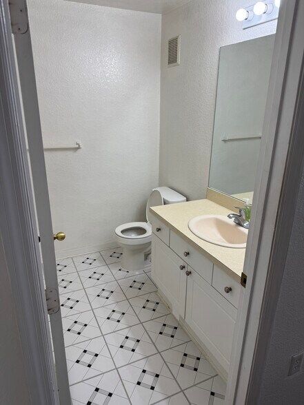 Building Photo - 18001 Richmond Pl Dr