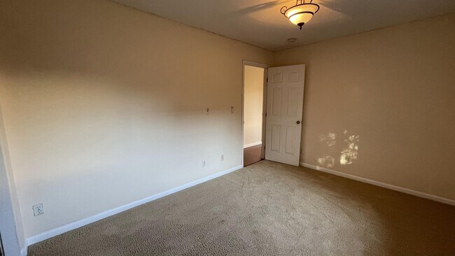 Building Photo - 960 Branham Ln