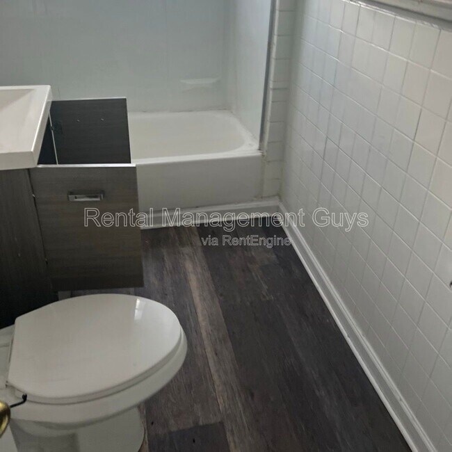 Building Photo - 2110 Fremont Ave N