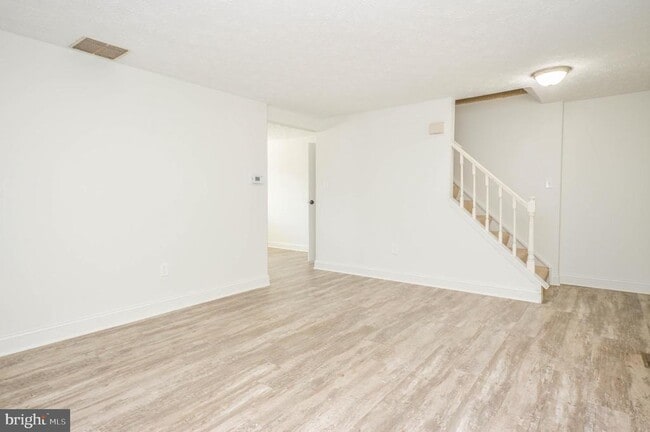 Building Photo - 14550 Farmcrest Pl