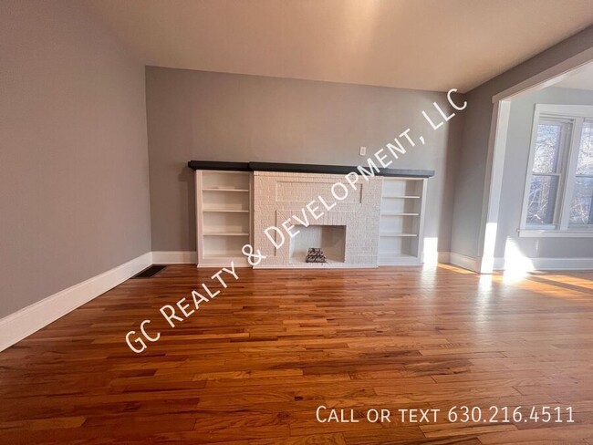 Building Photo - *** ALBANY PARK / 4 BEDROOM - 2 BATH / ONS...