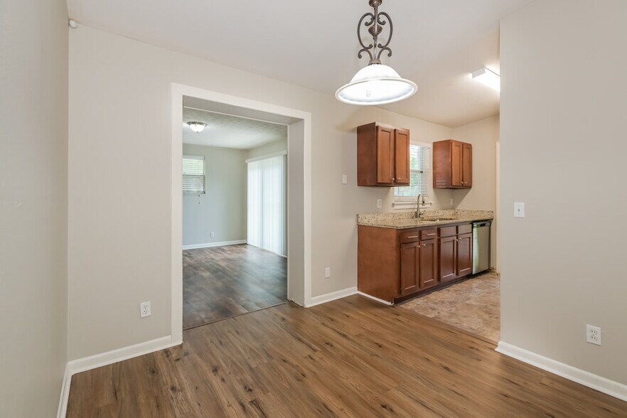 Building Photo - 2219 Limoges Dr E