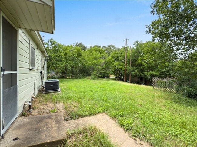 Building Photo - 703 Cherry St