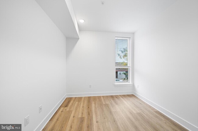 Building Photo - 4324 Lancaster Ave