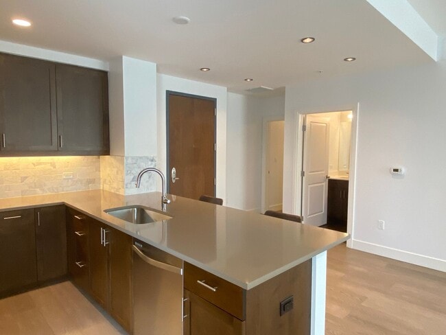 Building Photo - Updated One Bedroom Condo at The Peloton. ...