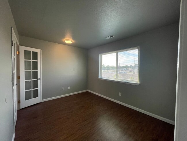 Building Photo - Super 1 Bedroom Condo in Perfect Condition!