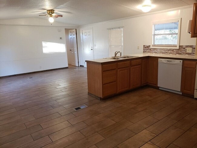 Building Photo - Beautifully Remodeled 2 Bdrm/2Ba Home with Water/Sewer/Garbage Paid