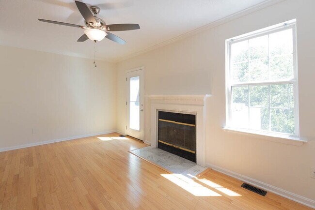 Building Photo - Lovely Townhome in Stone River