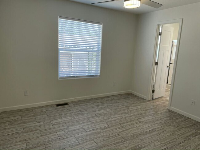 Building Photo - 10701 N 99th Ave
