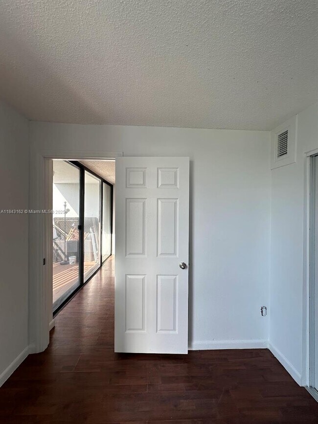 Building Photo - 100 Ocean Ln Dr