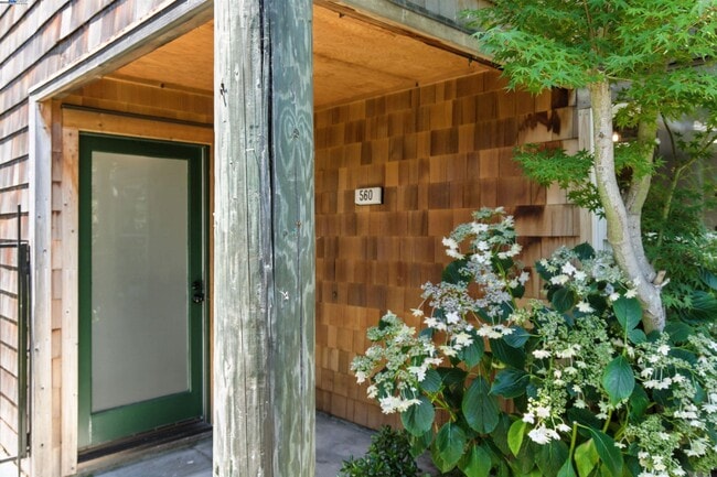 Building Photo - 560 Centre Ct