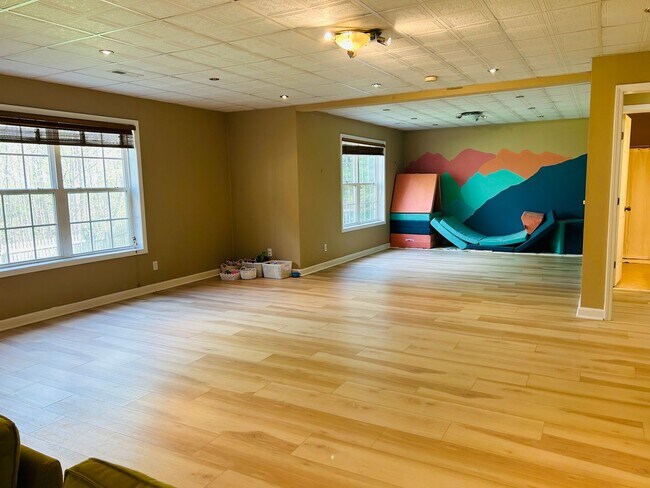 Building Photo - Incredible 4 bedroom/5 bath Tri-level home in Willoughby Park in NW Greensboro with finished base...