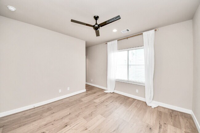 Building Photo - City views, smart layout, and Houston convenience?