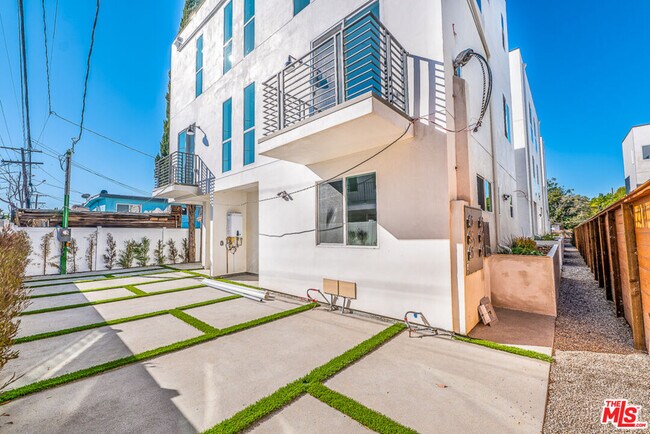 Building Photo - 1236 Beachwood Dr