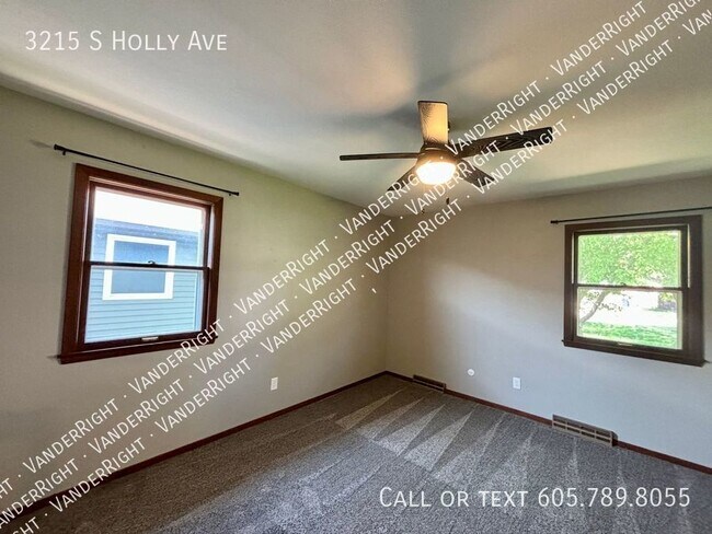 Building Photo - Updated 3 Bedroom 2 Bathroom!