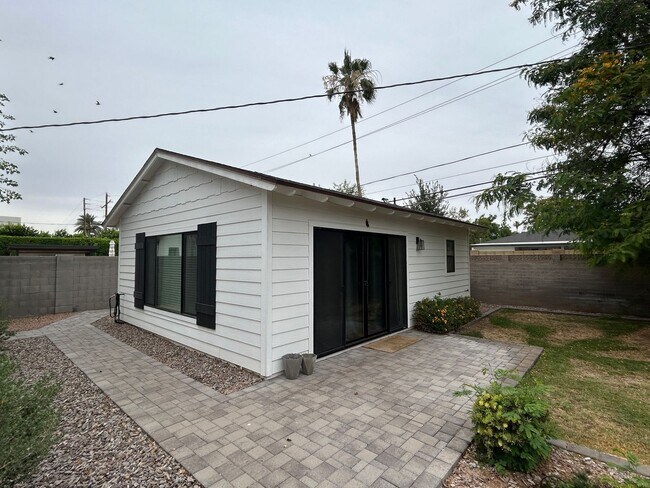 Building Photo - 4016 E Avalon Dr