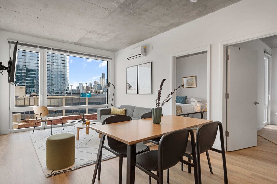 Building Photo - 853 W Blackhawk St