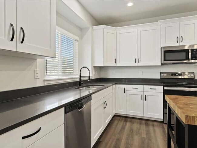 Building Photo - RIVERTON 3 BED, 2.5 BATH TOWNHOME