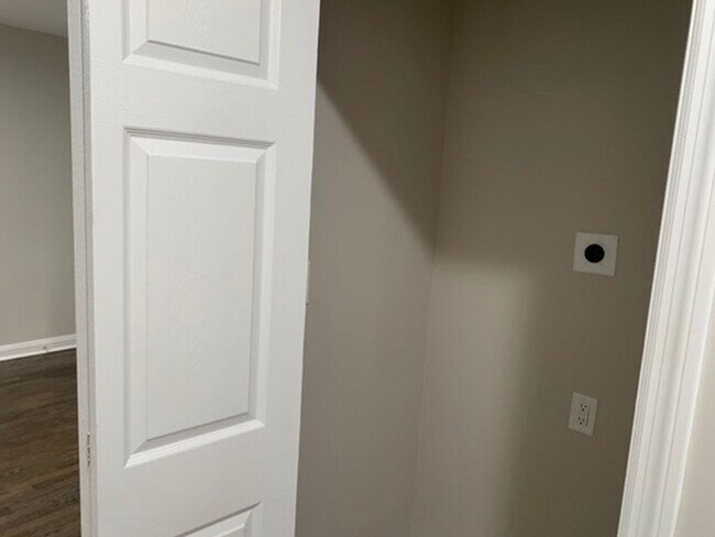 Building Photo - Beautiful two bedroom one bath near Campbellton and 166