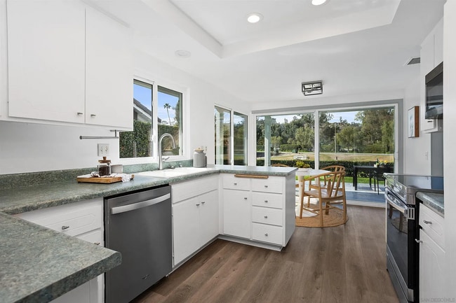 Building Photo - STUNNING HOME WITH GOLF COURSE VIEW IN WHI...