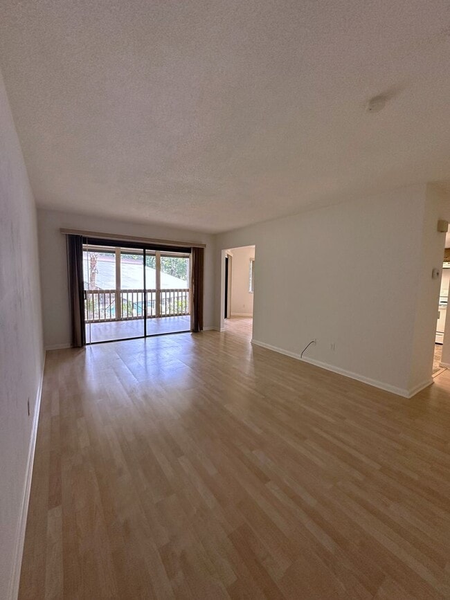 Building Photo - Lovely 2 Bedroom 2 Full bath Condo in the ...
