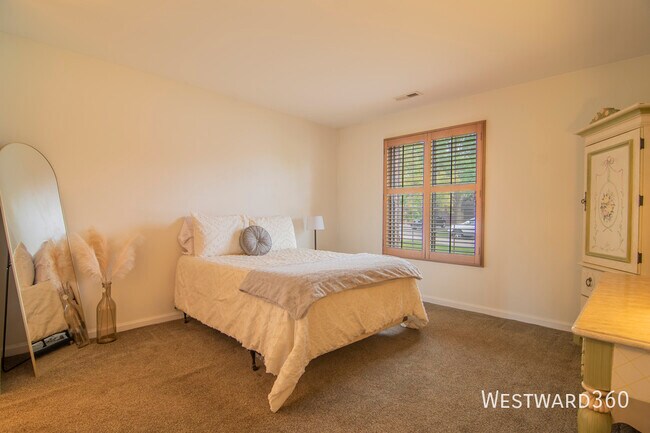 Building Photo - 1605 Thames Ct