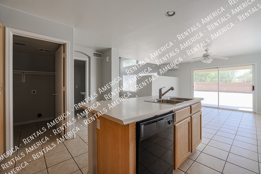 Building Photo - 7441 W Fleetwood Ln