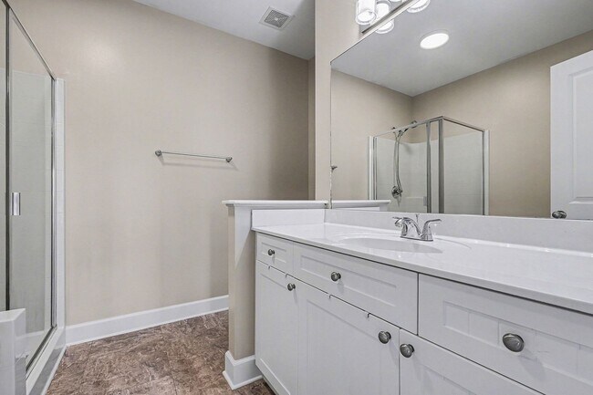 Building Photo - Spacious and light-filled second-story condo!