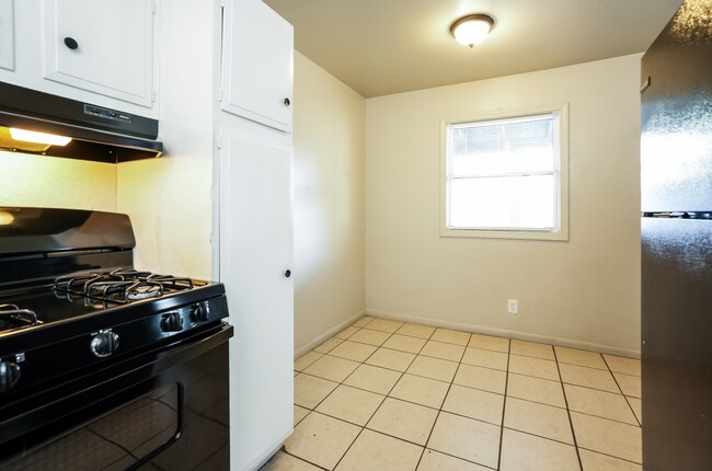 Building Photo - Charl Ann Apartments