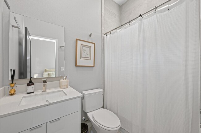 Building Photo - 607 Memorial Heights Dr