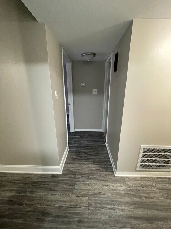 Building Photo - Welcome to this charming 1-bedroom, 1-bathroom Apartment, located in the vibrant city of Charlott...