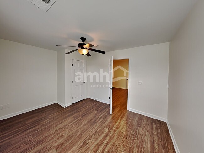 Building Photo - 2215 Ambergate Dr