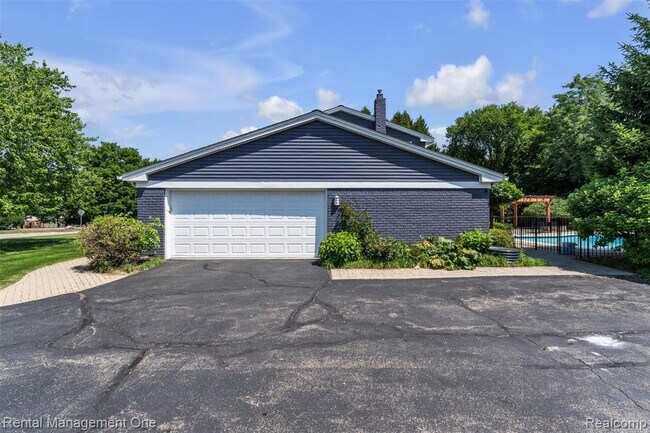 Building Photo - 3015 High Pointe Ct