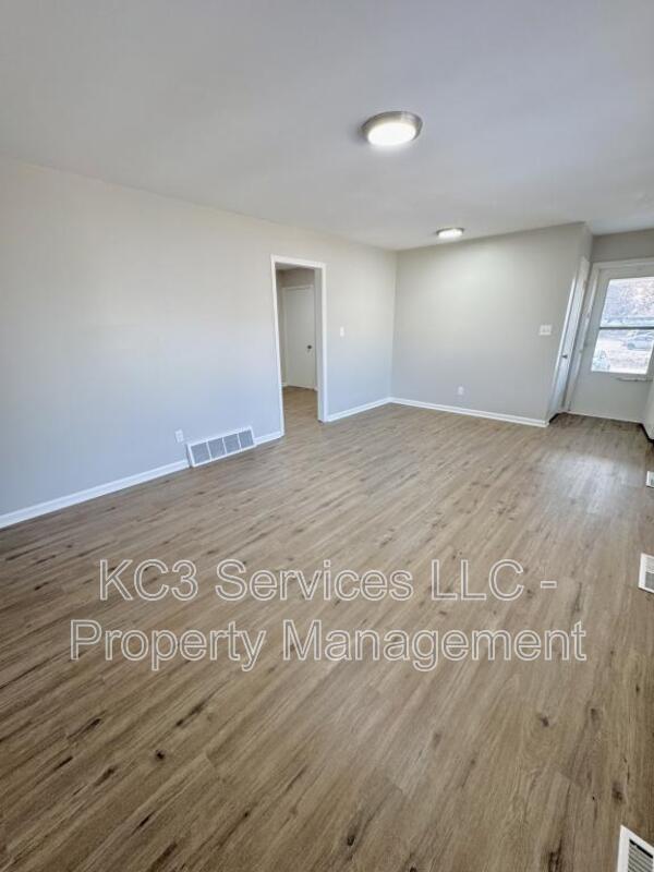 Building Photo - 5938 E 136th St