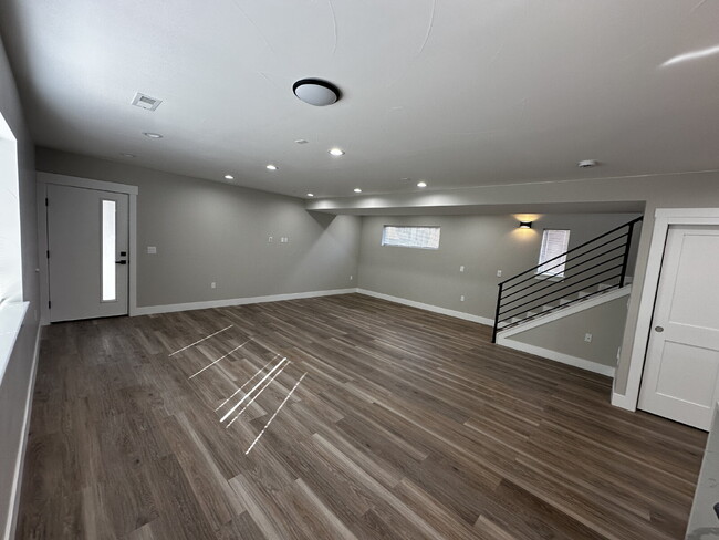 Building Photo - "Spacious & Stylish Duplex Oasis: 2 Bed, 2...