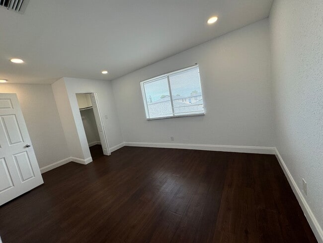 Building Photo - ** Sweeeet Deal! 2 Bedroom 1 Bath** Hablam...