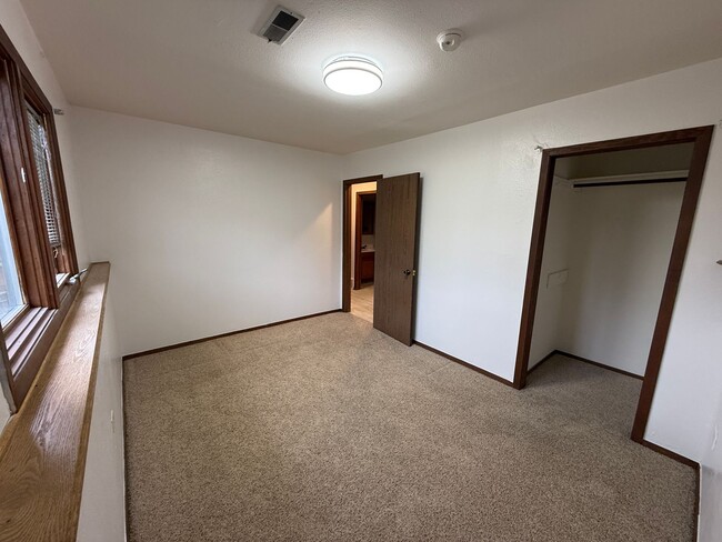Building Photo - Charming Eagle River Split-Level – Mountai...