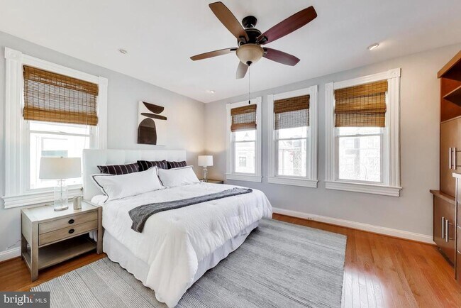 Building Photo - 1006 Otis Pl NW