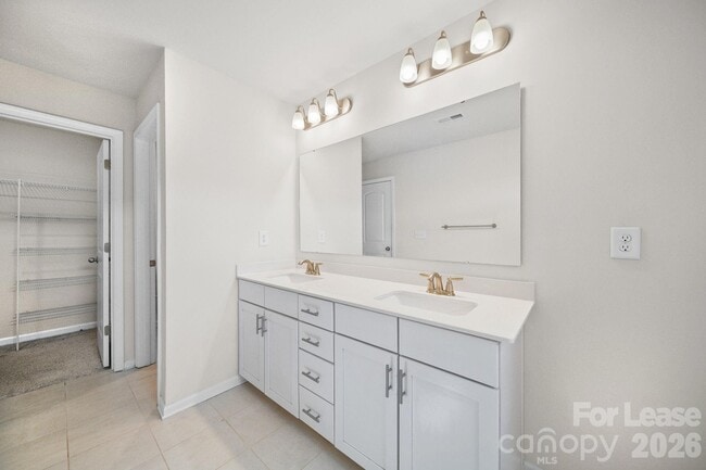 Building Photo - 410 Kenwood Vw