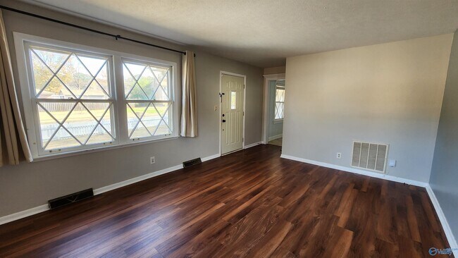 Building Photo - 11402 Hillwood Dr SE